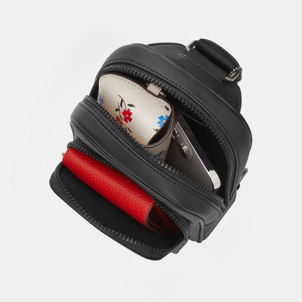 코치 Racer Sling Pack In Signature Canvas 이미지