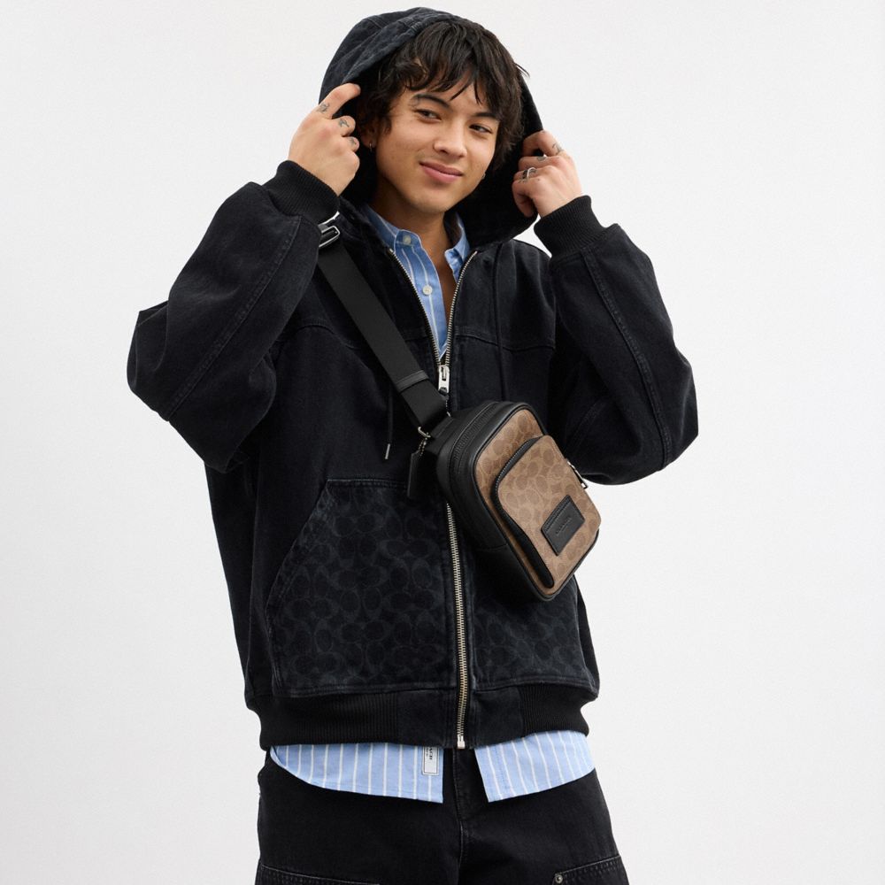 코치 Racer Sling Pack In Signature Canvas 이미지