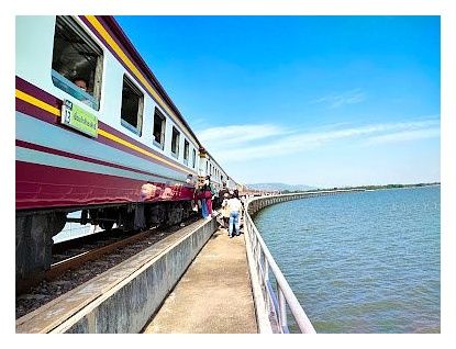 Floating Train at Pa Sak Jolasid Dam 이미지