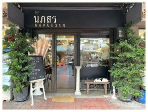 방콕, 꽃잎에 스며든 향긋한 오후 – Floral Café at Napasorn에서의 꿈결같은 시간 이미지