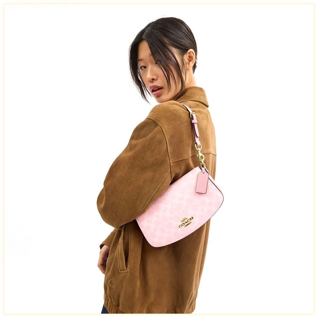 코치 Andrea Shoulder Bag In Signature Canvas 이미지