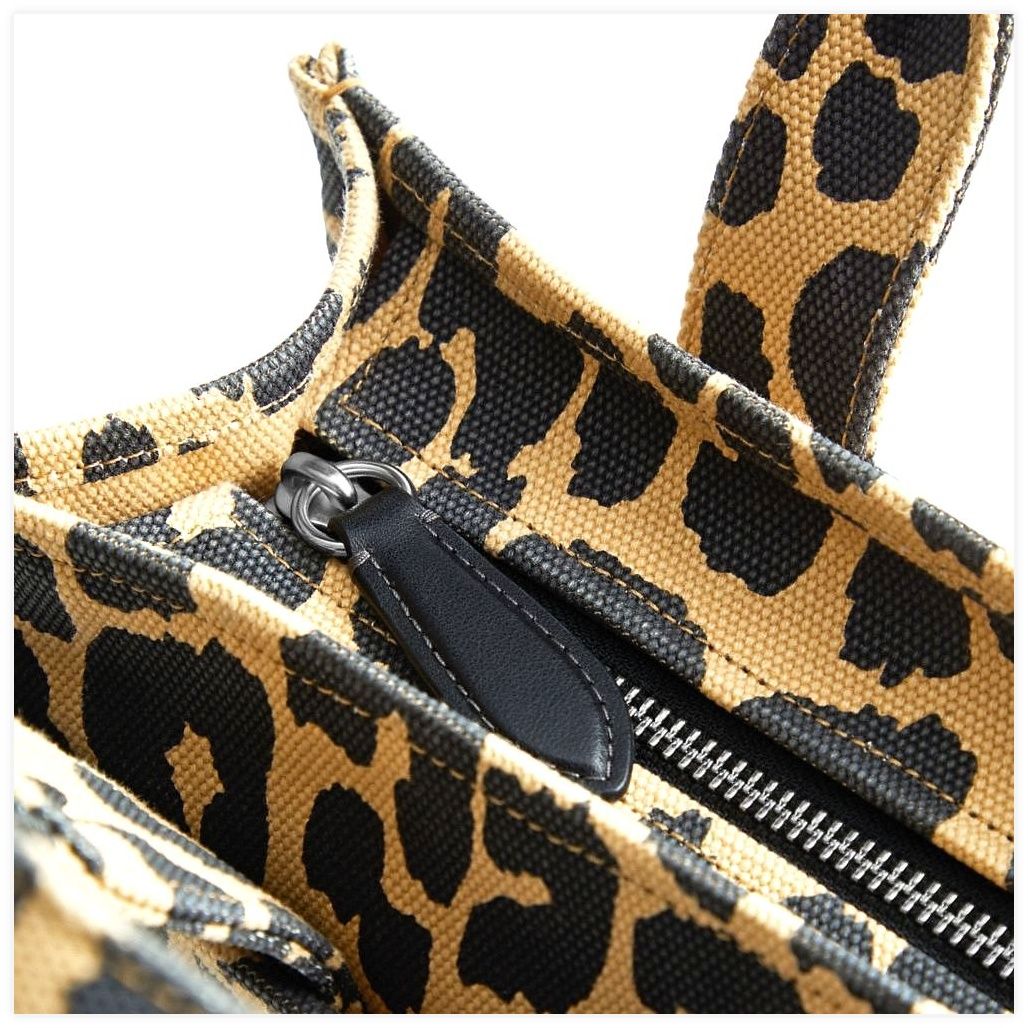 코치 Cargo Tote Bag 26 With Leopard Print 이미지