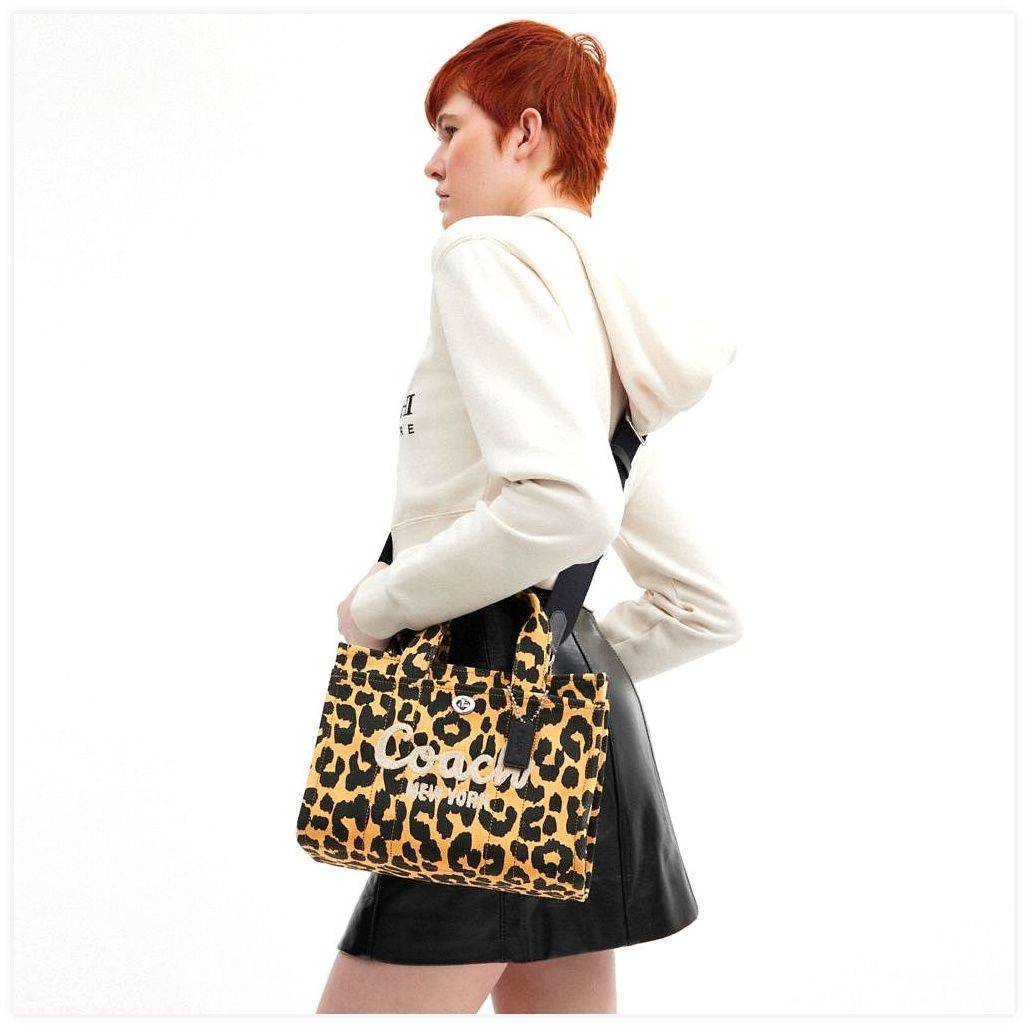 코치 Cargo Tote Bag 26 With Leopard Print 이미지