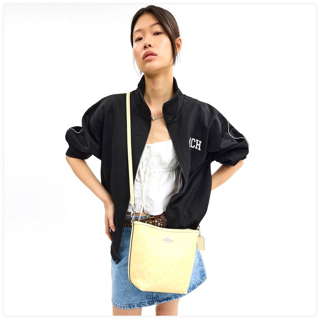 코치 City Bucket Bag In Signature Canvas 이미지
