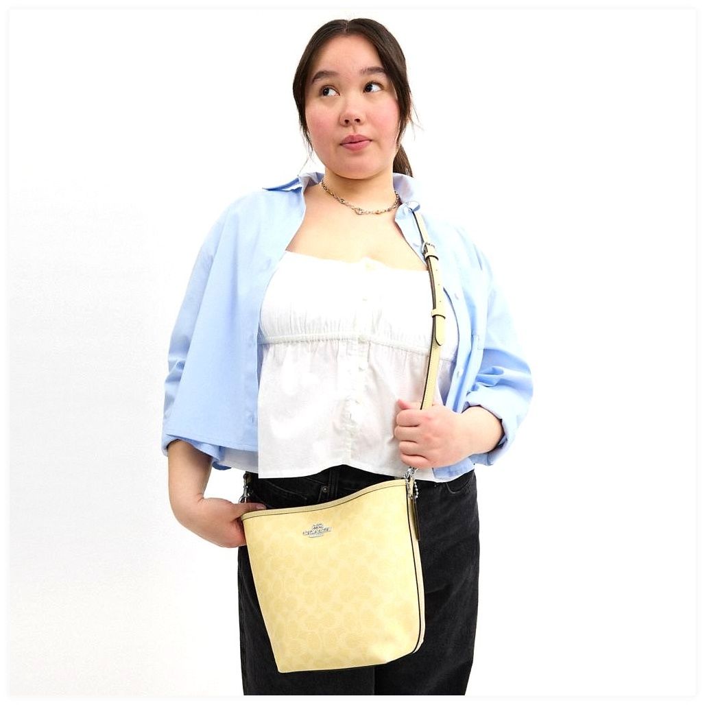 코치 City Bucket Bag In Signature Canvas 이미지