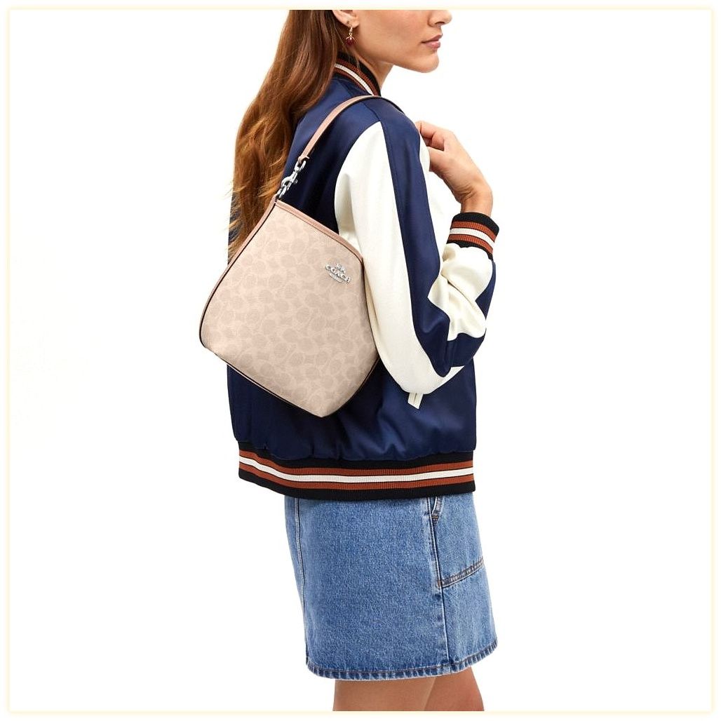 코치 City Bucket Bag In Signature Canvas 이미지