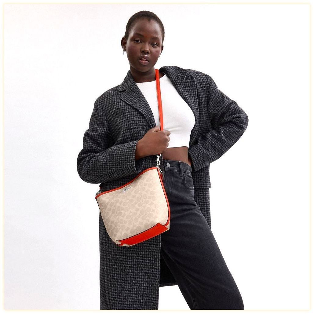 코치 City Bucket Bag In Signature Canvas 이미지