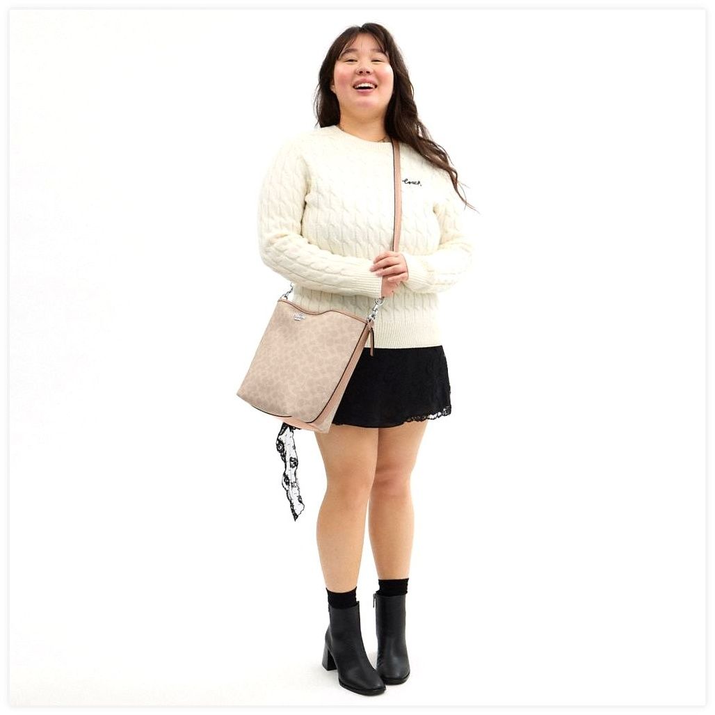 코치 City Large Bucket Bag In Signature Canvas 이미지