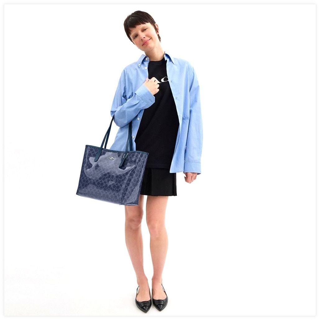 코치 City Tote Bag In Signature Canvas 이미지