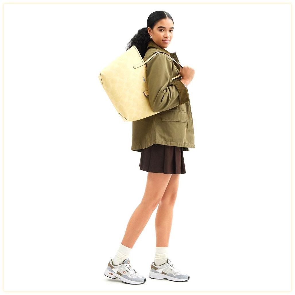 코치 City Tote Bag In Signature Canvas 이미지