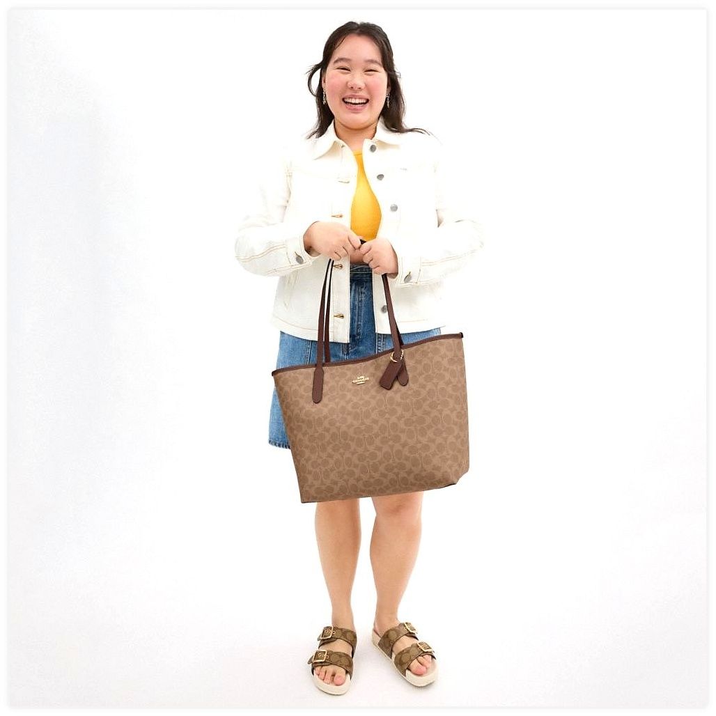 코치 City Tote Bag In Signature Canvas 이미지