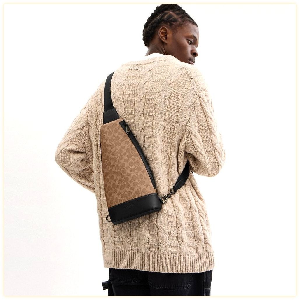 코치 Dominic Sling Pack In Signature Canvas 이미지