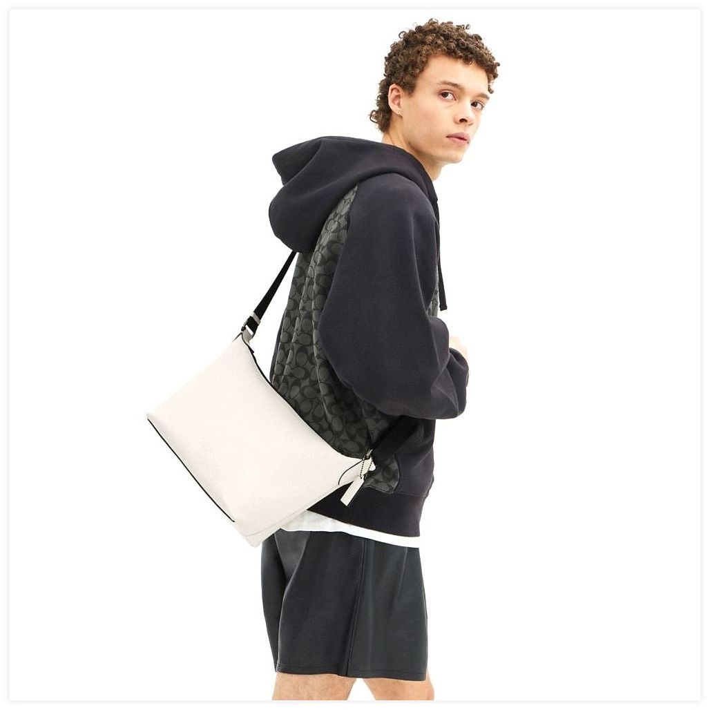 코치 Finn Crossbody Bag 이미지
