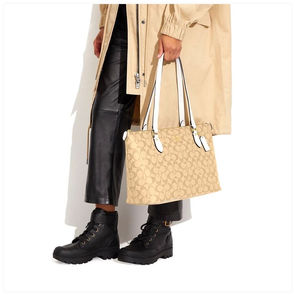 코치 Gallery Tote Bag In Signature Canvas 이미지