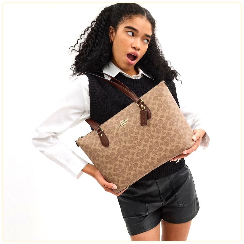 코치 Gallery Tote Bag In Signature Canvas 이미지