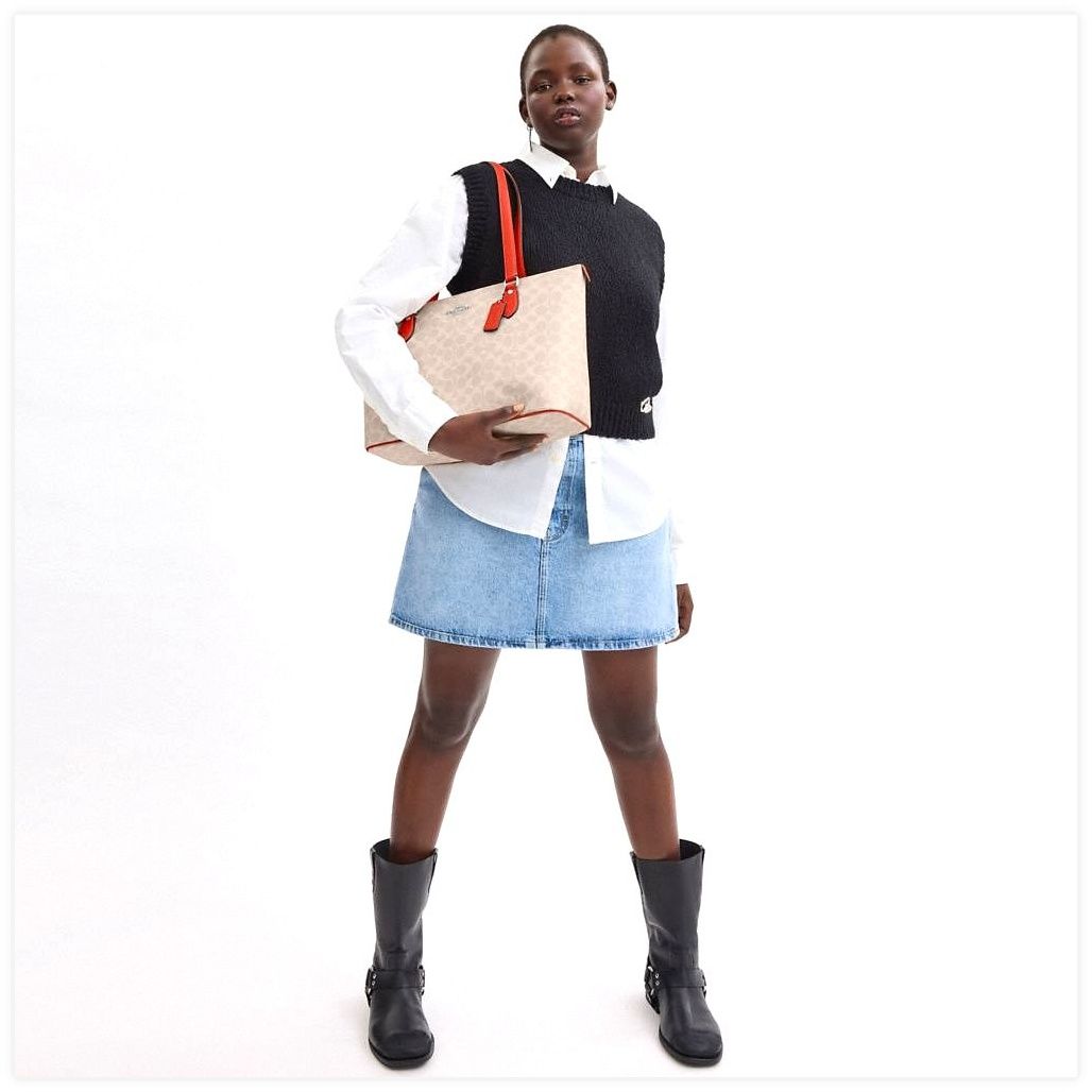 코치 Gallery Tote Bag In Signature Canvas 이미지