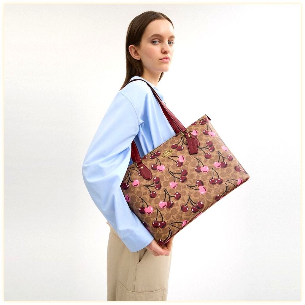 코치 Gallery Tote Bag In Signature Canvas With Cherry Print 이미지