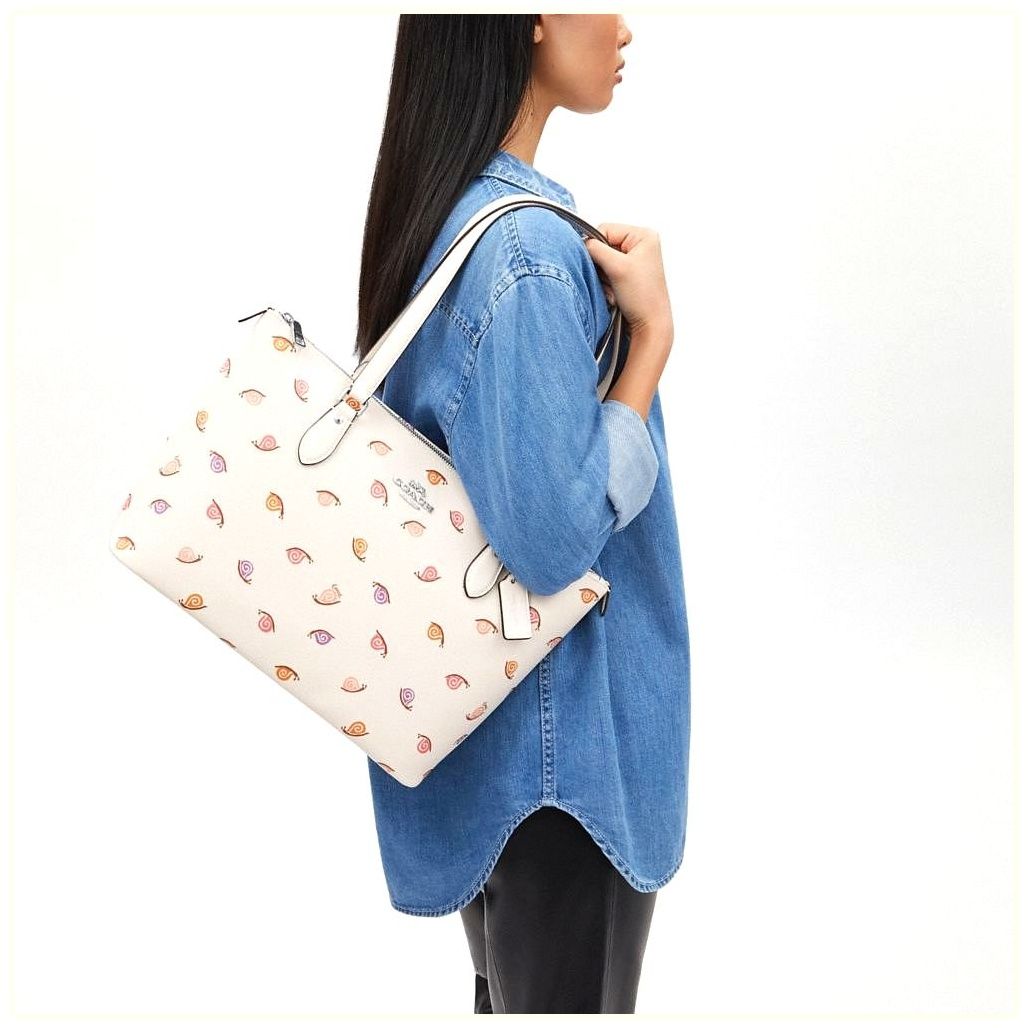 코치 Gallery Tote Bag With Snail Print 이미지