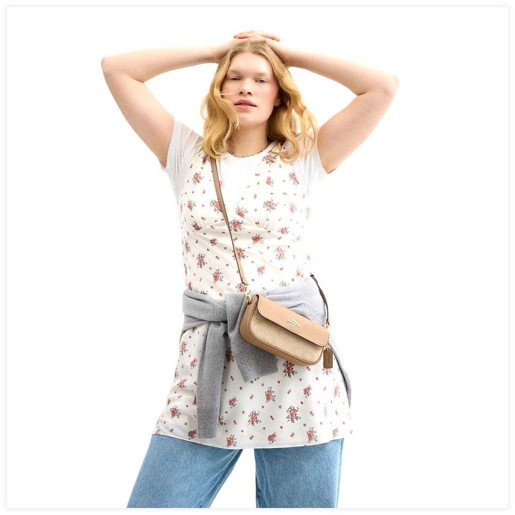 코치 Hailey Flap Bag With Signature Canvas 이미지