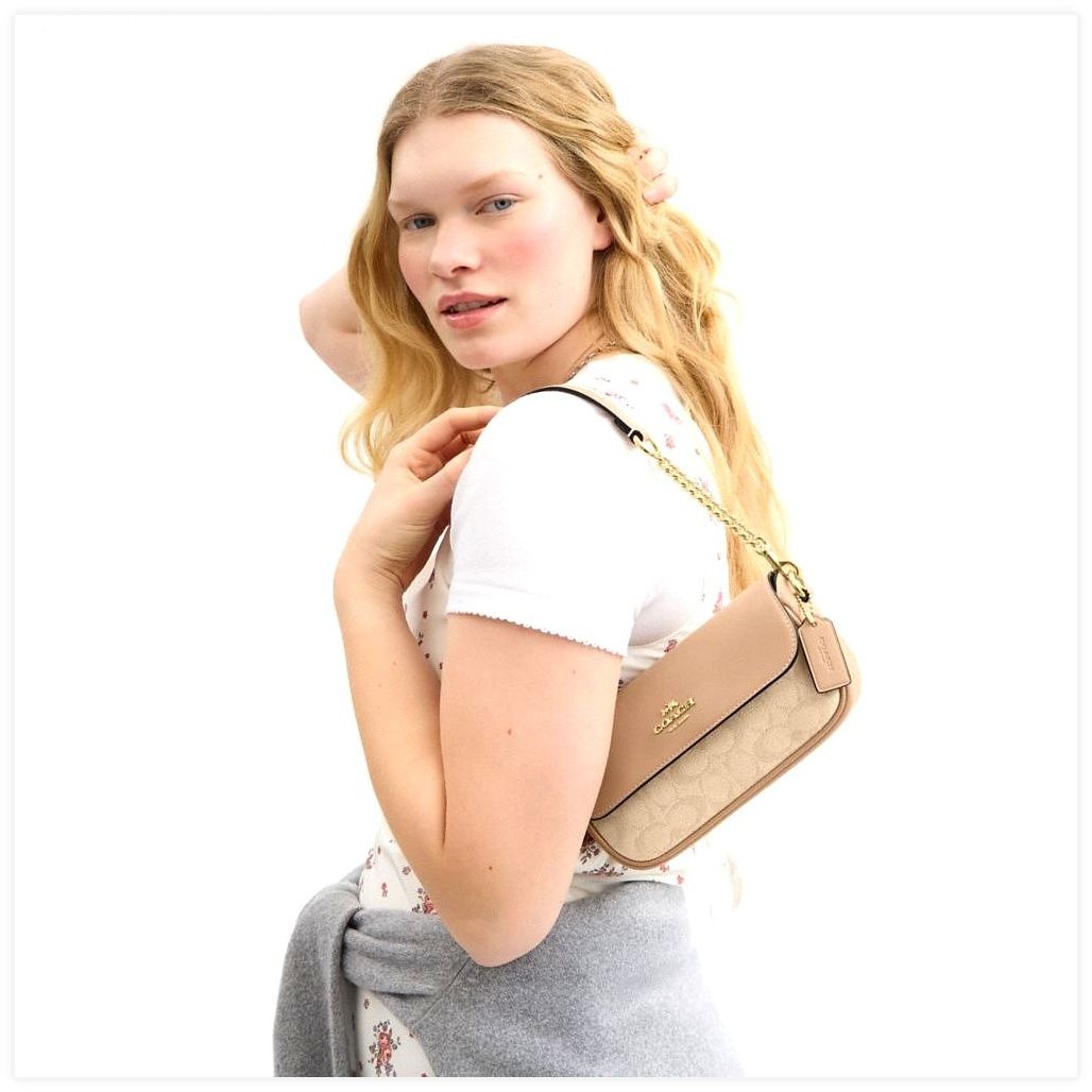 코치 Hailey Flap Bag With Signature Canvas 이미지