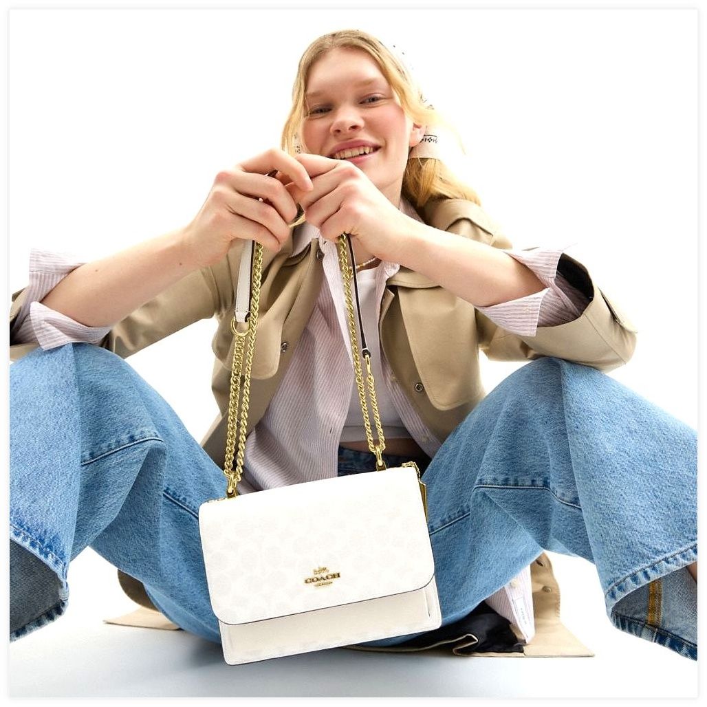 코치 Klare Crossbody Bag In Signature Canvas 이미지