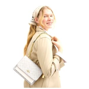 황홀한 캔버스 위에 피어난 순백의 꿈, 코치 클라레 크로스바디 이미지