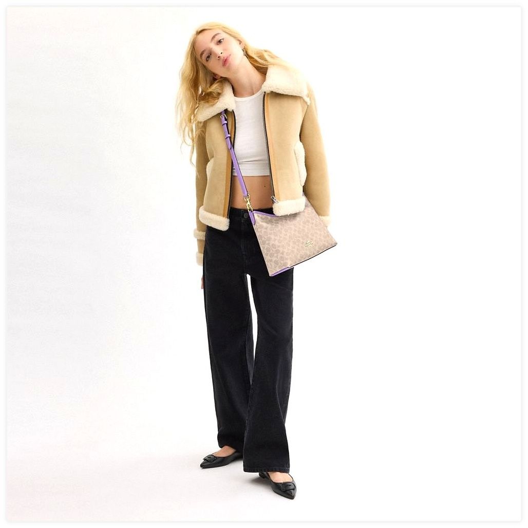 코치 Laurel Shoulder Bag In Signature Canvas 이미지