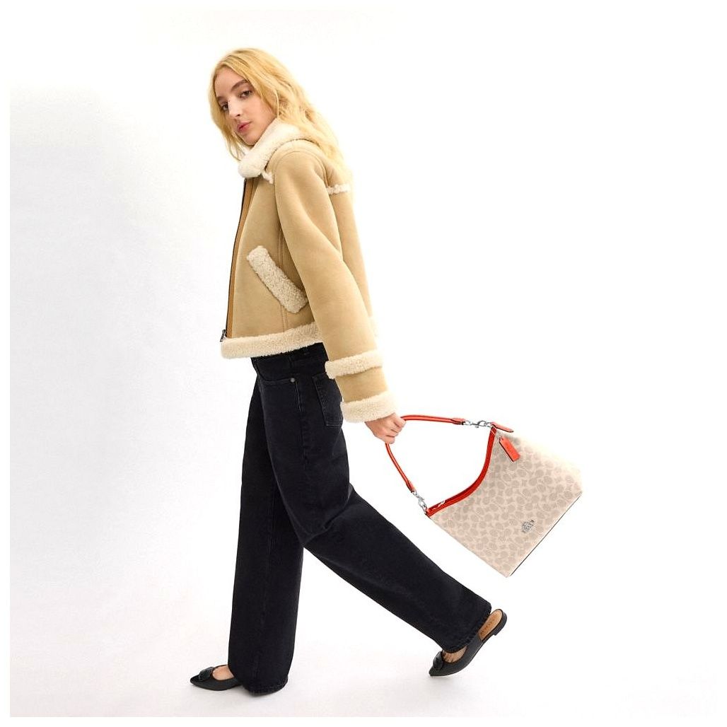 코치 Laurel Shoulder Bag In Signature Canvas 이미지
