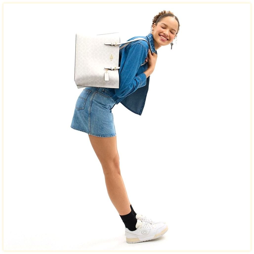 코치 Mollie Tote Bag In Signature Canvas 이미지