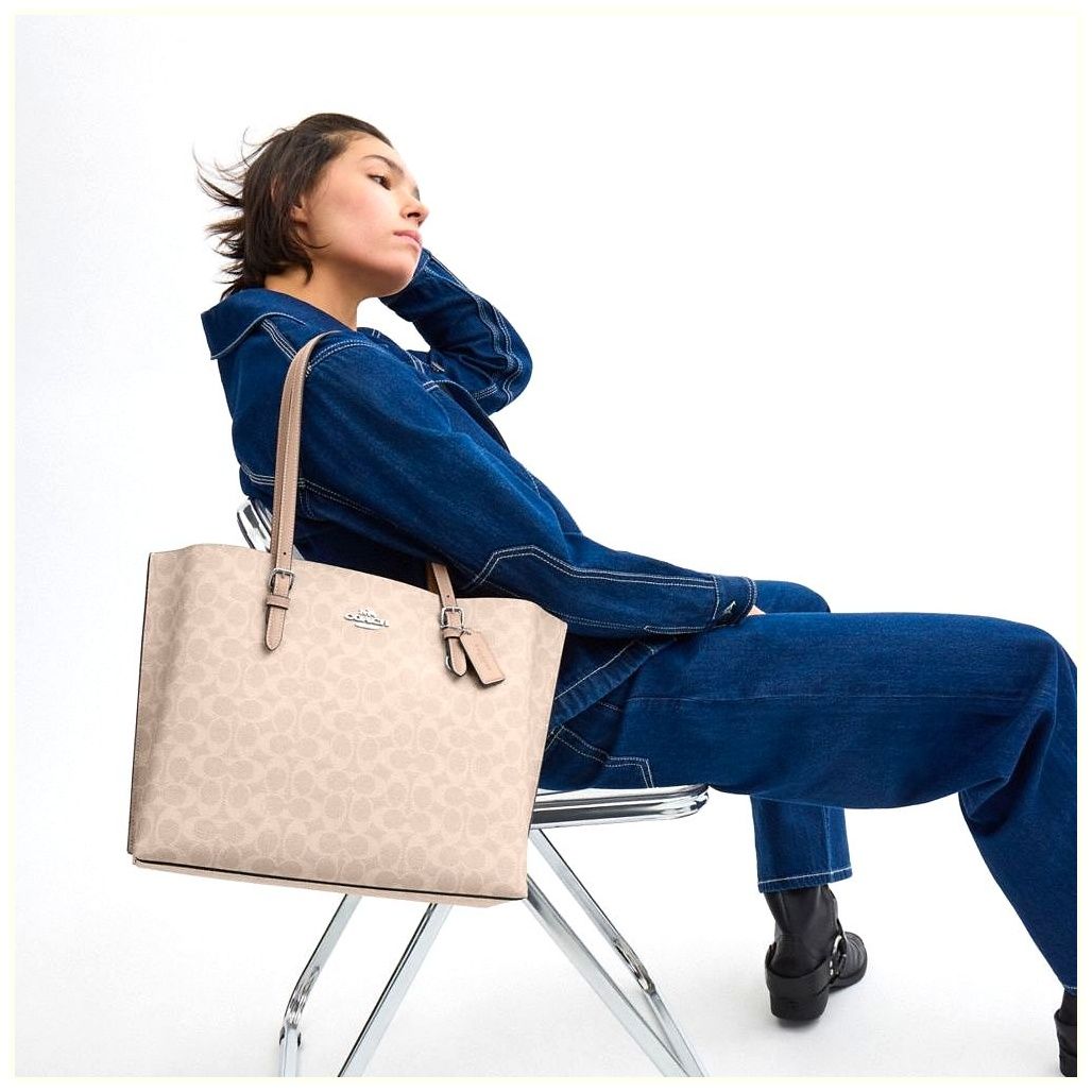 코치 Mollie Tote Bag In Signature Canvas 이미지