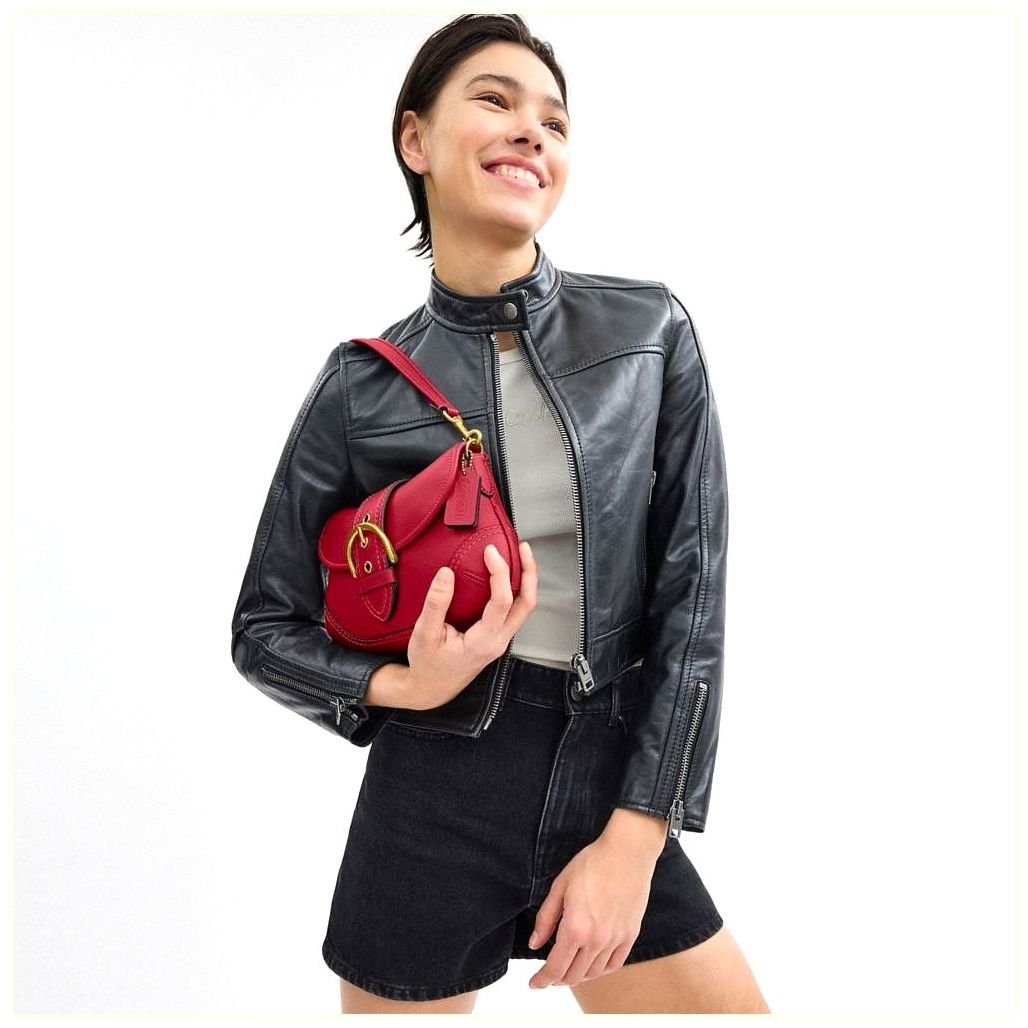 코치 Soho Flap Bag In Regenerative Leather 이미지