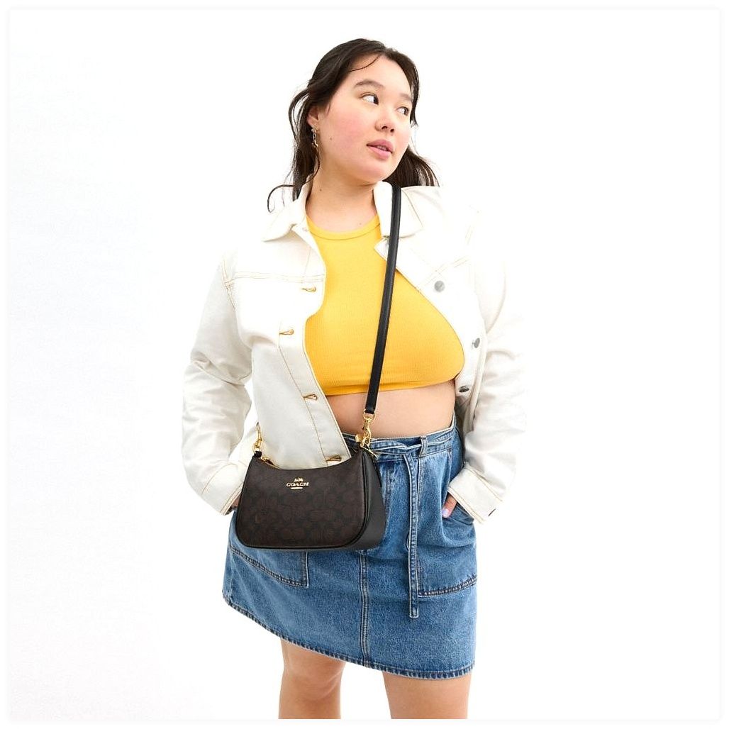 코치 Teri Shoulder Bag In Signature Canvas 이미지