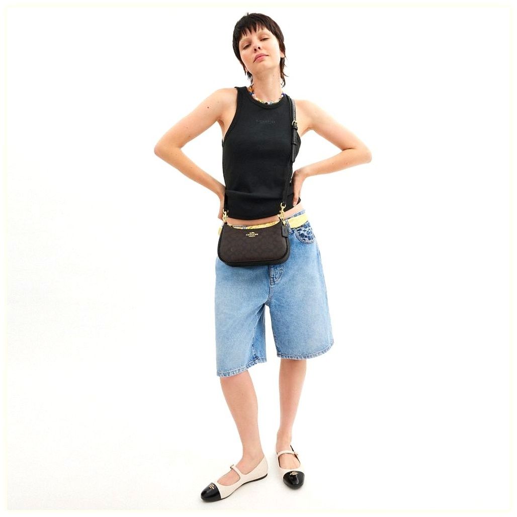 코치 Teri Shoulder Bag In Signature Canvas 이미지