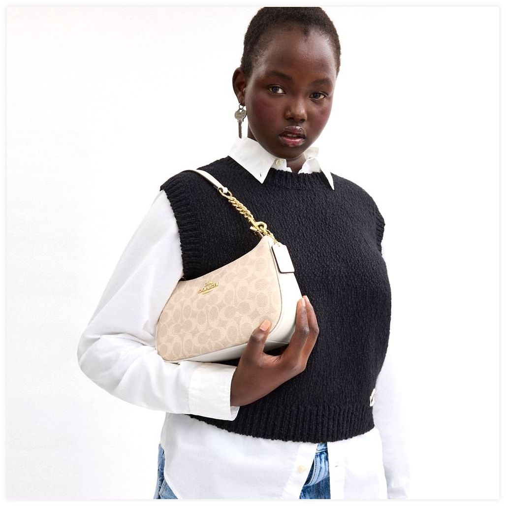 코치 Teri Shoulder Bag In Signature Canvas 이미지
