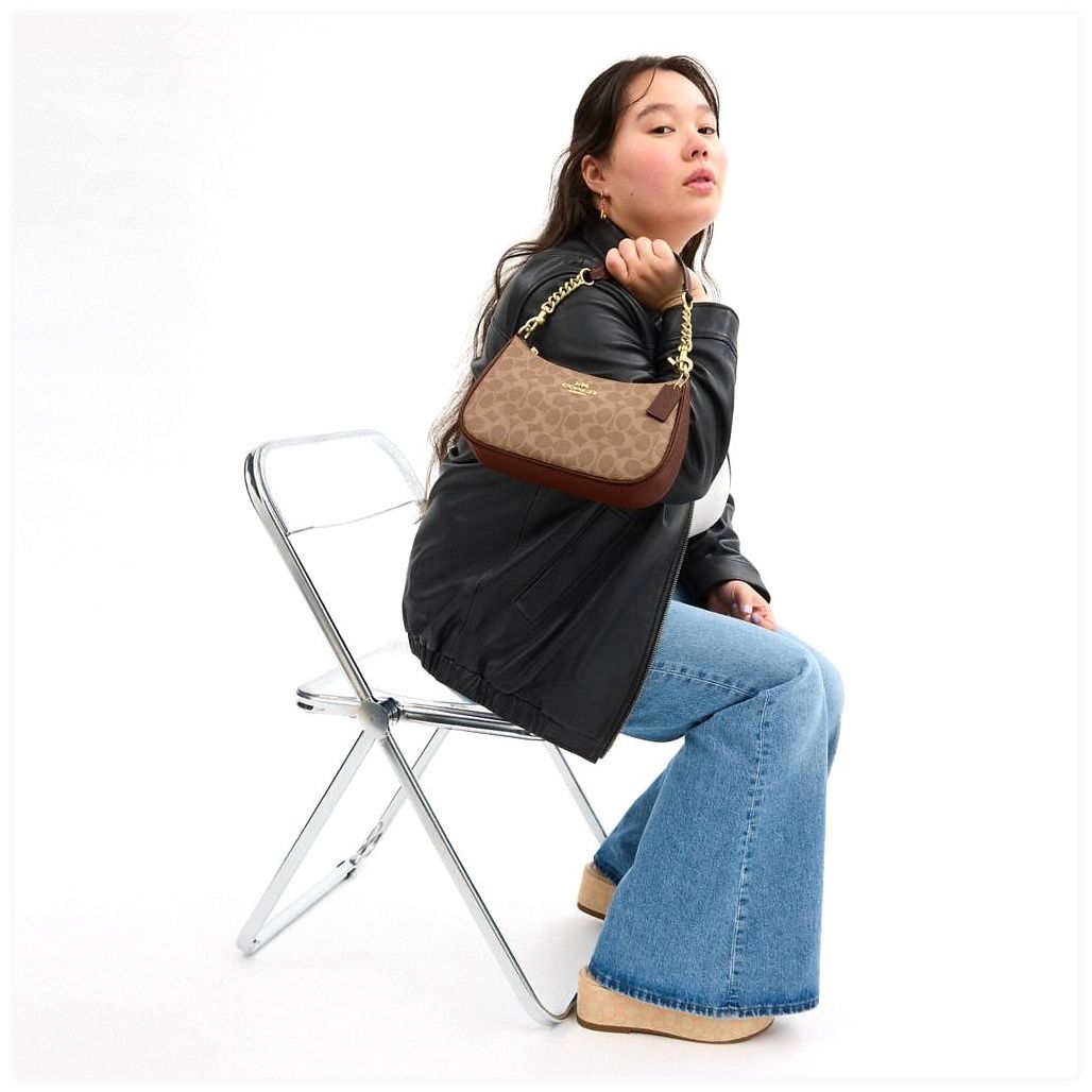 코치 Teri Shoulder Bag In Signature Canvas 이미지