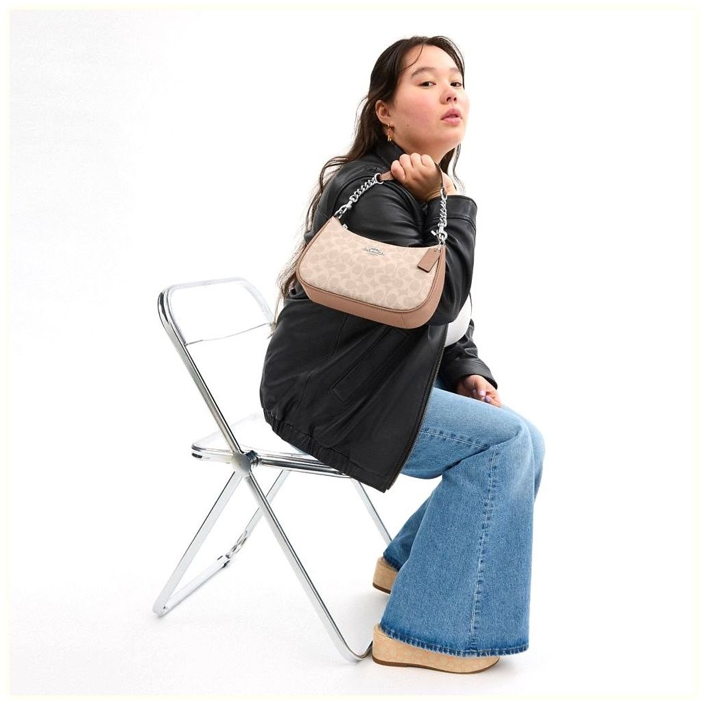 코치 Teri Shoulder Bag In Signature Canvas 이미지