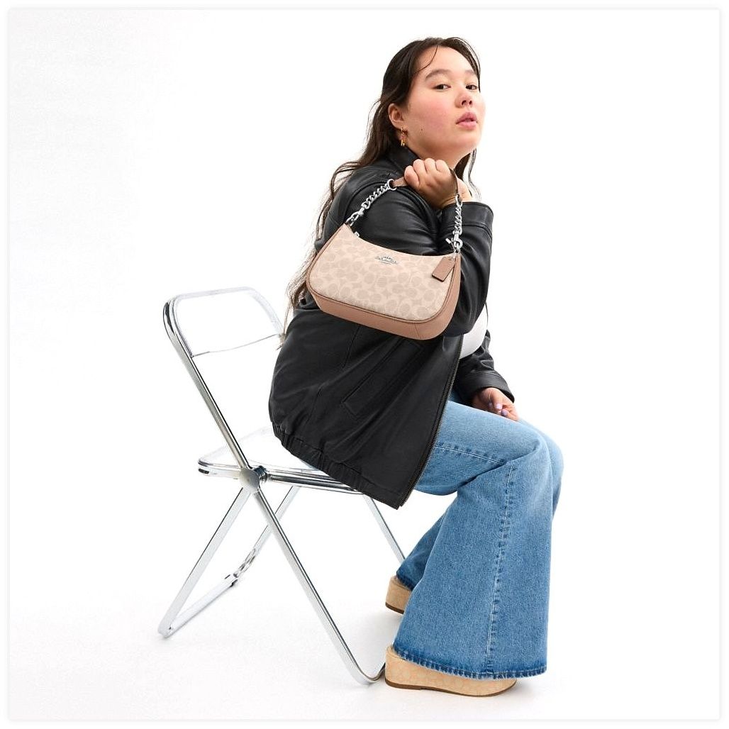 코치 Teri Shoulder Bag In Signature Canvas 이미지