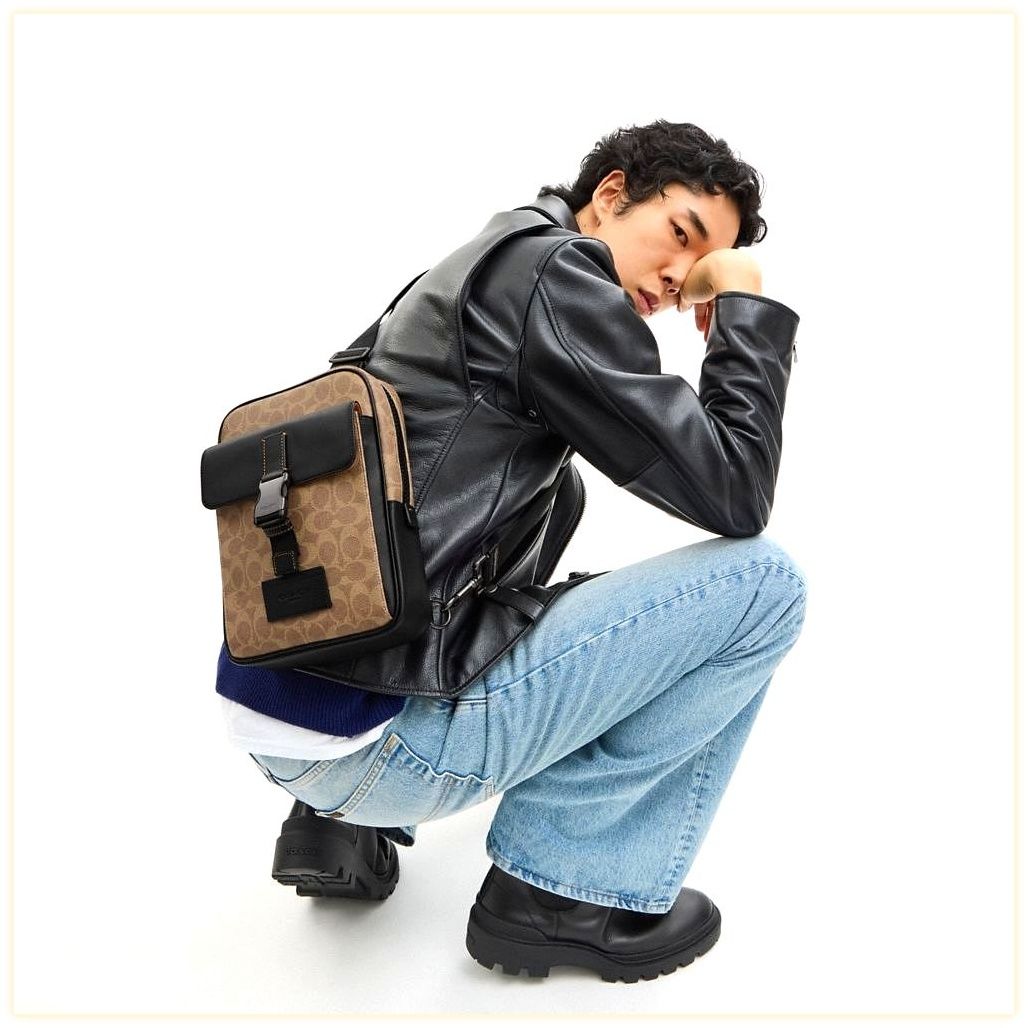 코치 Track Pack In Signature Canvas 이미지
