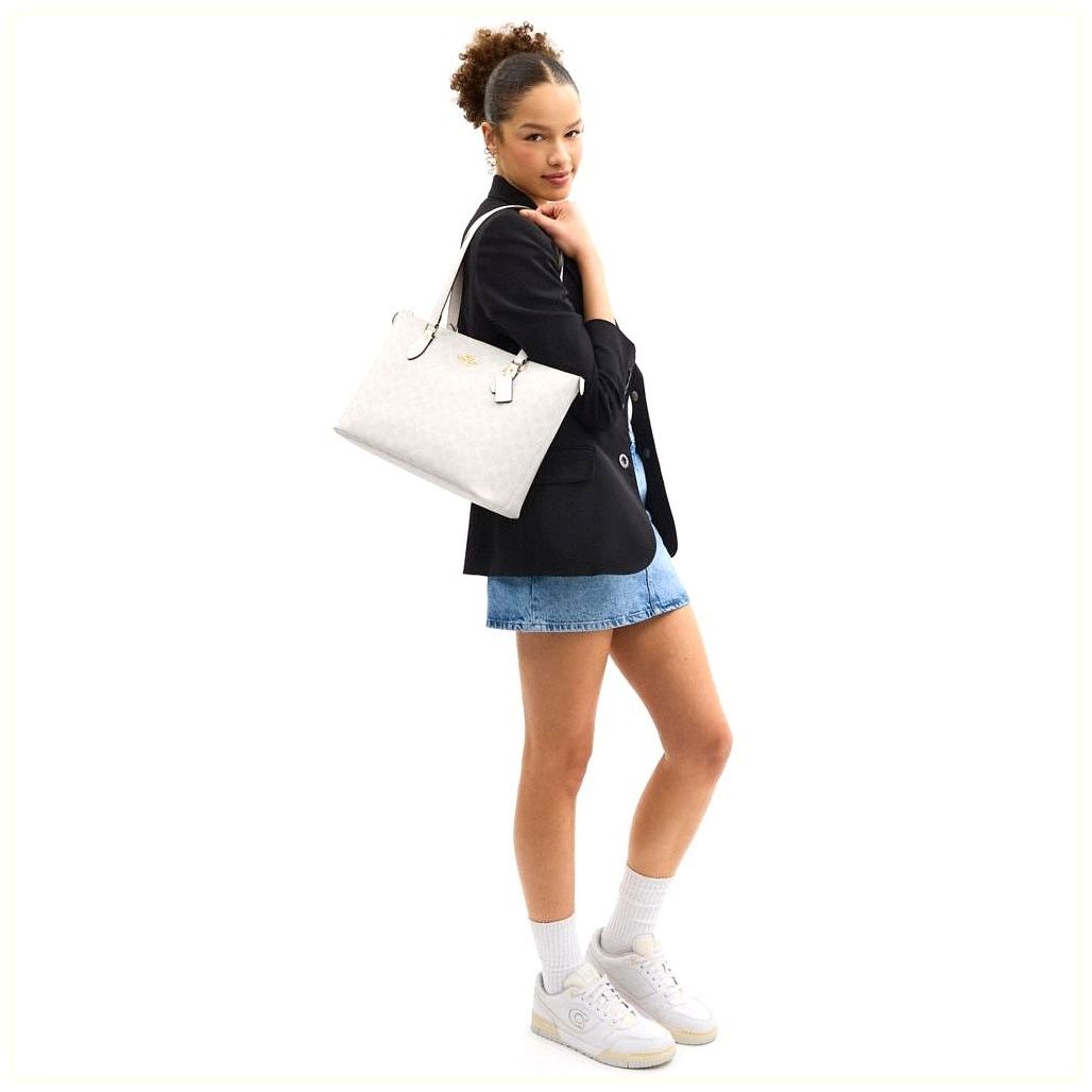 코치 Gallery Tote Bag In Signature Canvas 이미지