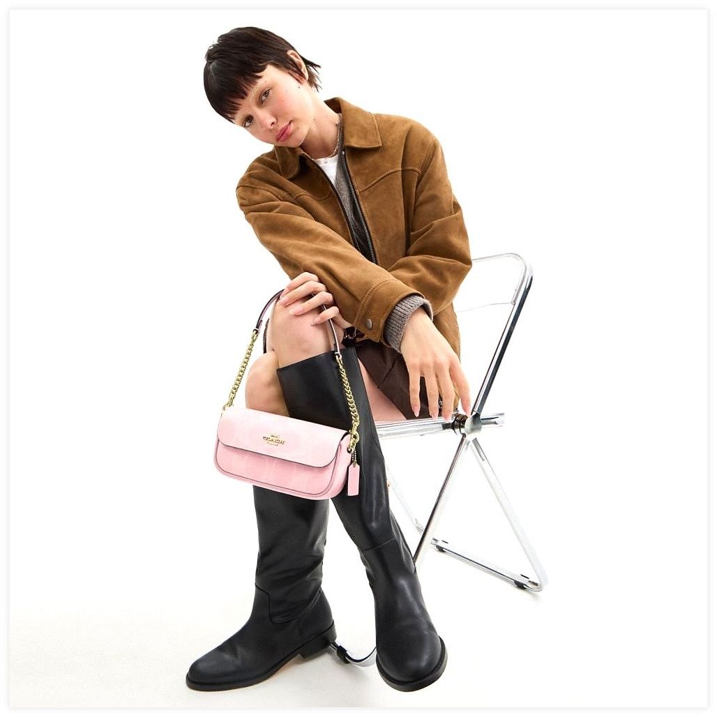 코치 Hailey Flap Bag In Signature Canvas 이미지