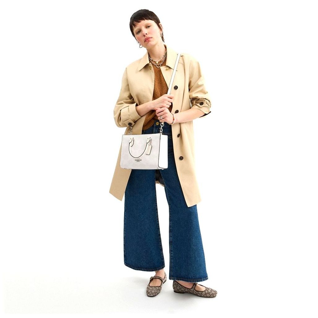 코치 Maggie Small Tote Bag In Signature Canvas 이미지