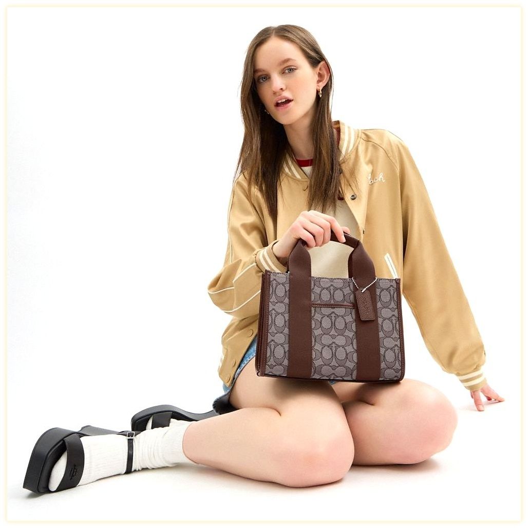 코치 Smith Tote Bag 24 In Signature Jacquard 이미지