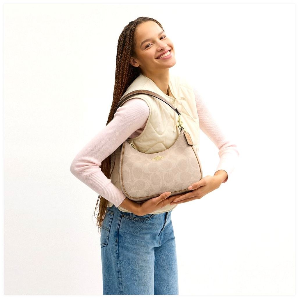 코치 Teri Hobo Bag In Blocked Signature Canvas 이미지