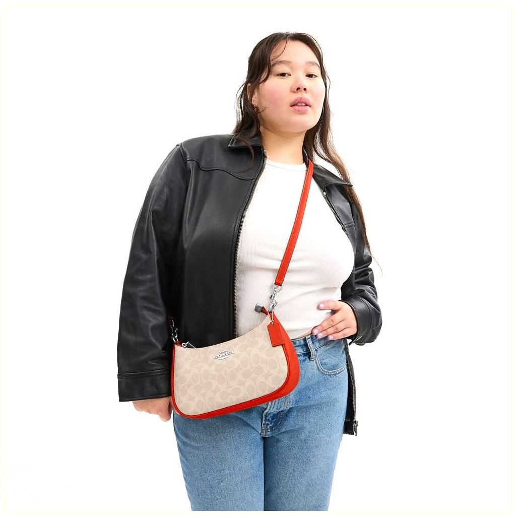 코치 Teri Shoulder Bag In Signature Canvas 이미지