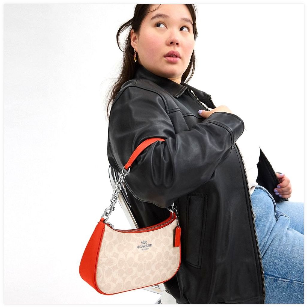 코치 Teri Shoulder Bag In Signature Canvas 이미지