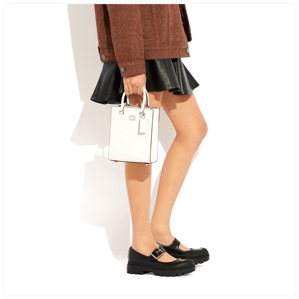코치 Tote 16 With Signature Canvas 이미지