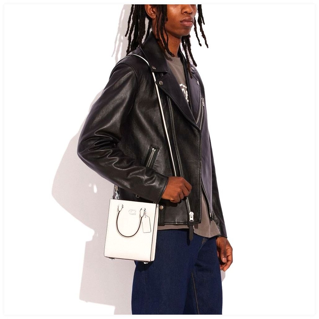 코치 Tote 16 With Signature Canvas 이미지