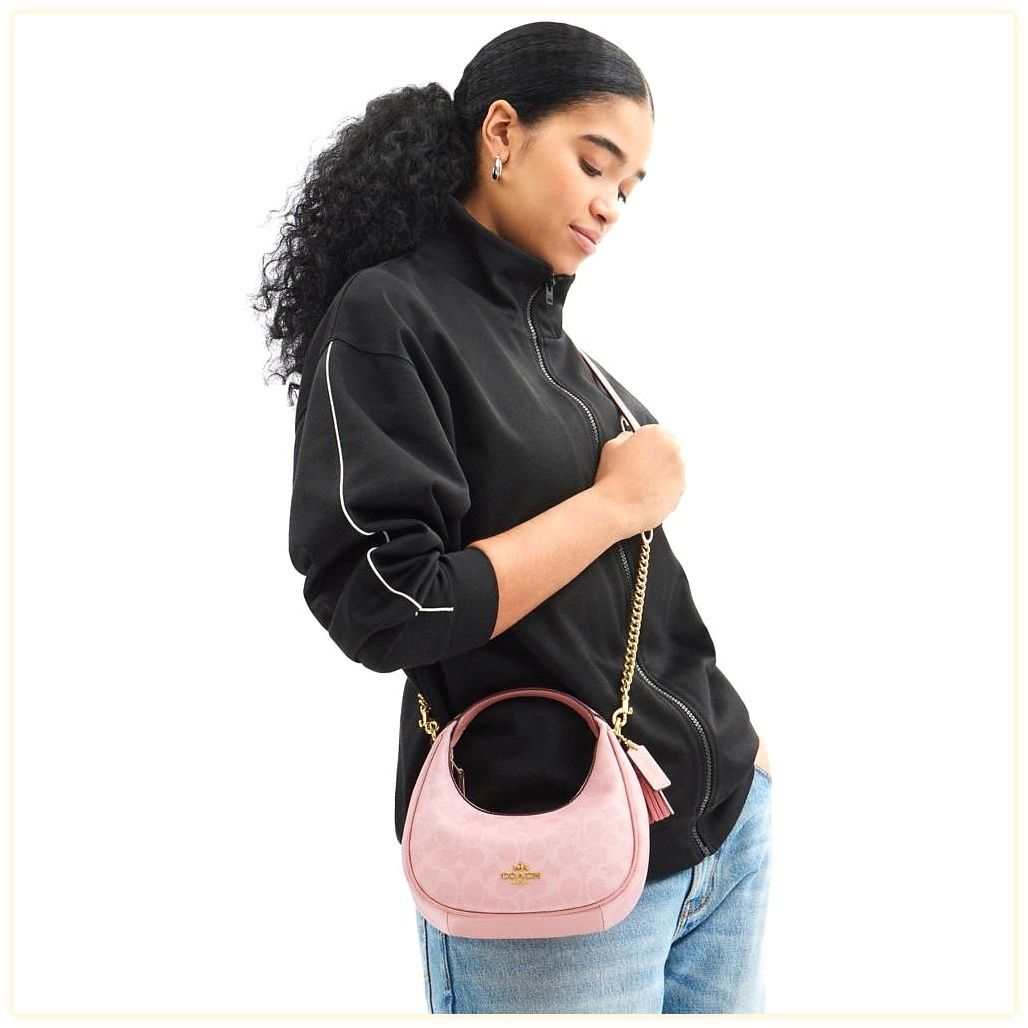 코치 Carmen Mini Crossbody Bag In Signature Canvas 이미지