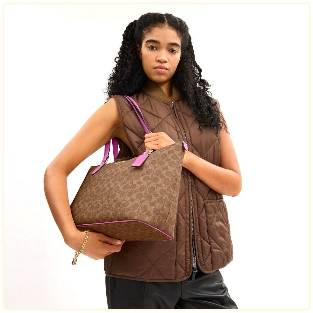 코치 Gallery Tote Bag In Signature Canvas 이미지