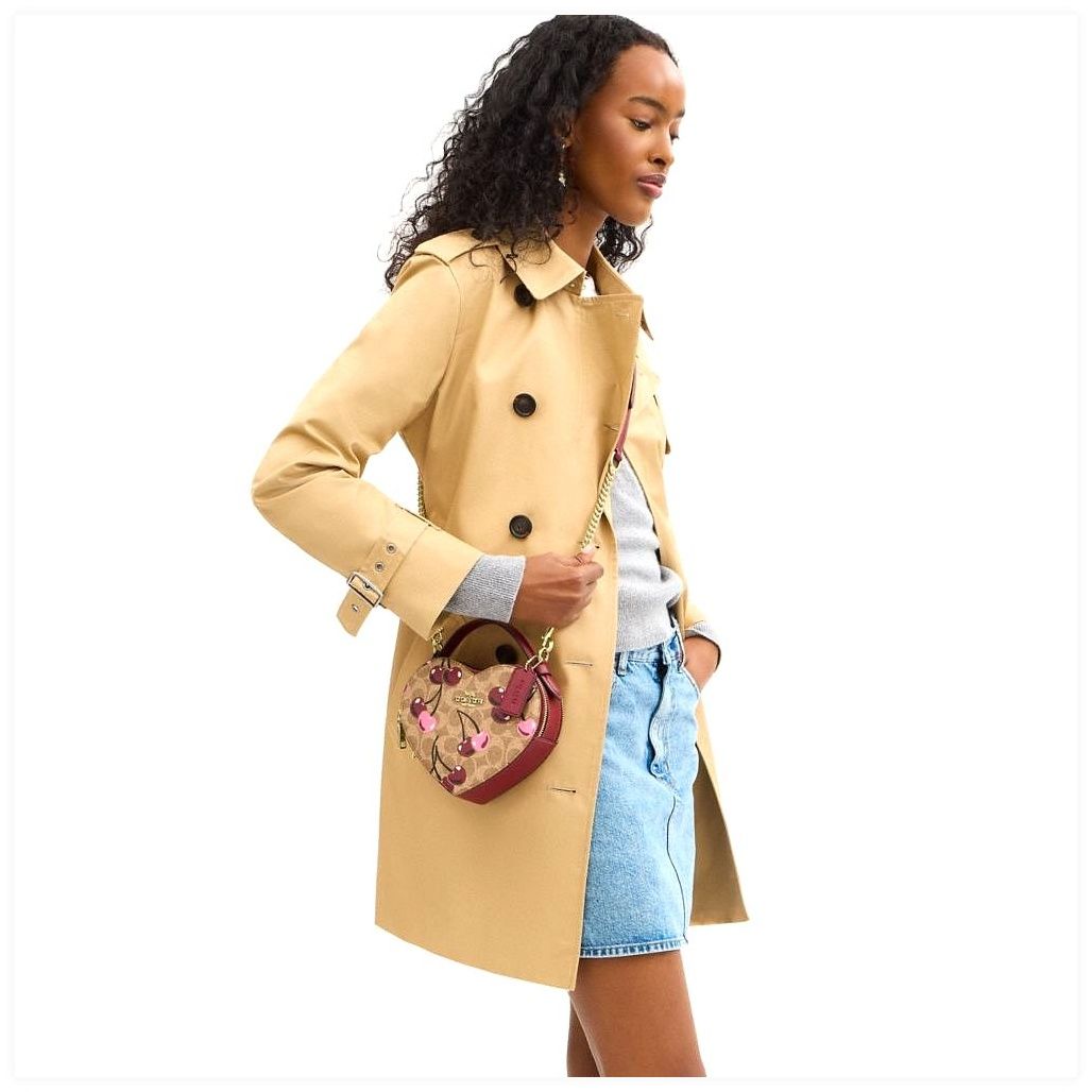 코치 Heart Crossbody Bag In Signature Canvas With Cherry Print 이미지